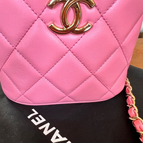 Beautiful pink Chanel vanity bag - Picture 4 of 16